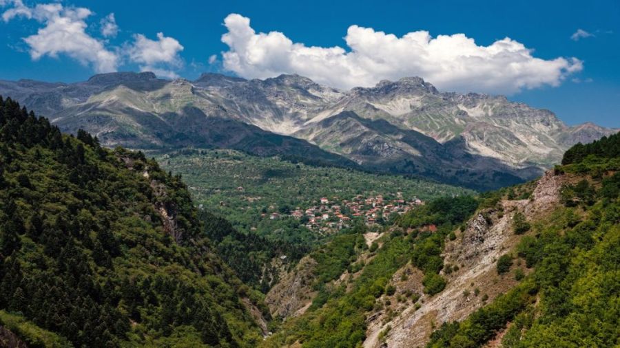 Θεοδώριανα: Το ορεινό χωριό με τους διπλούς καταρράκτες χτισμένο σε πλαγιά των Τζουμέρκων