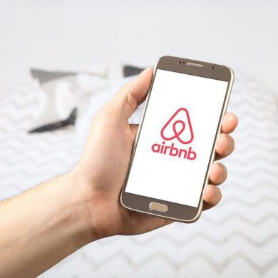 Airbnb: Η εταιρεία απαγορεύει τις κάμερες ασφαλείας στο εσωτερικό των καταλυμάτων