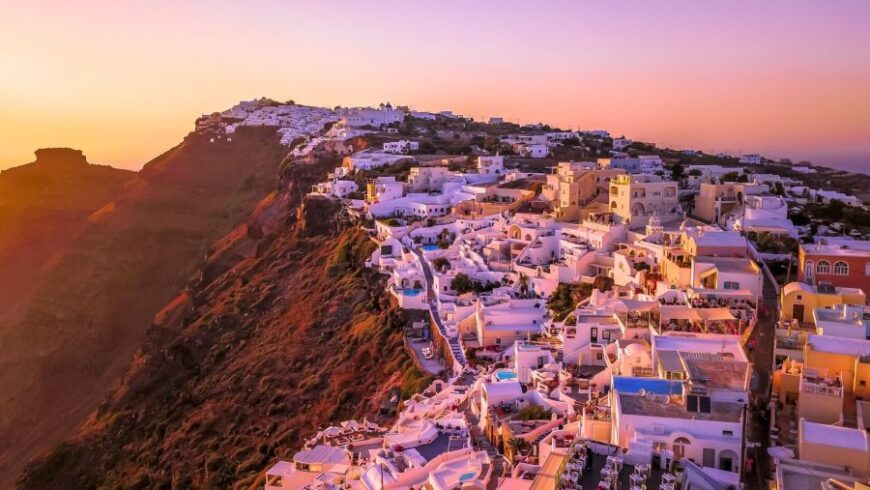 Η Ελλάδα ανάμεσα στα 9 καλύτερα μέρη για να ταξιδέψει μια γυναίκα μόνη το 2024