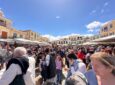 Πλήθος κόσμου στο “κομμάτι” το πρωί του M. Σαββάτου στην αγορά της Λευκάδας (φωτογραφίες)