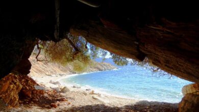 Ένα σπήλαιο δίπλα στη θάλασσα σε παραλία του Μύτικα