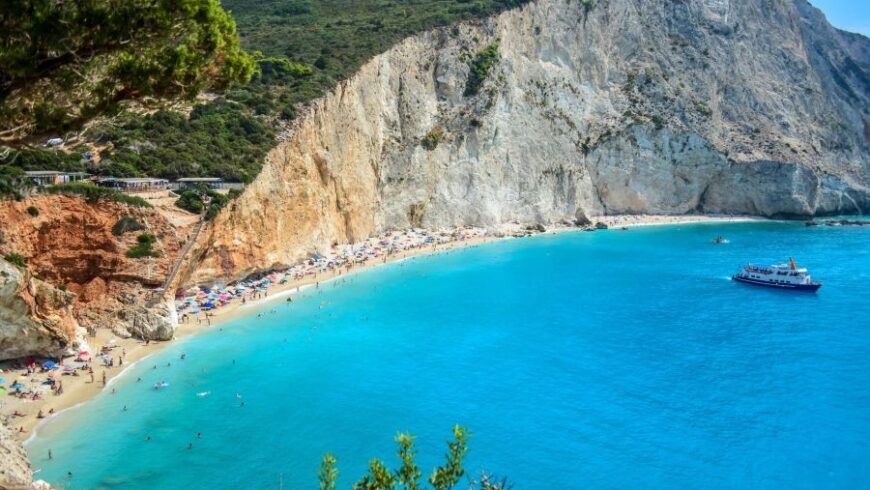 Βρετανικοί Times: Λευκάδα και Μεγανήσι στα 28 ιδανικά μέρη για διακοπές στην Ελλάδα το 2024
