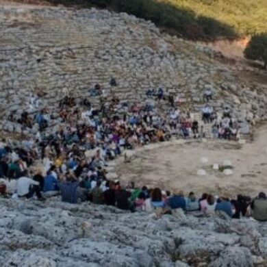 Ο «Πλούτος» ζωντανεύει το αρχαίο θέατρο της Κασσώπης